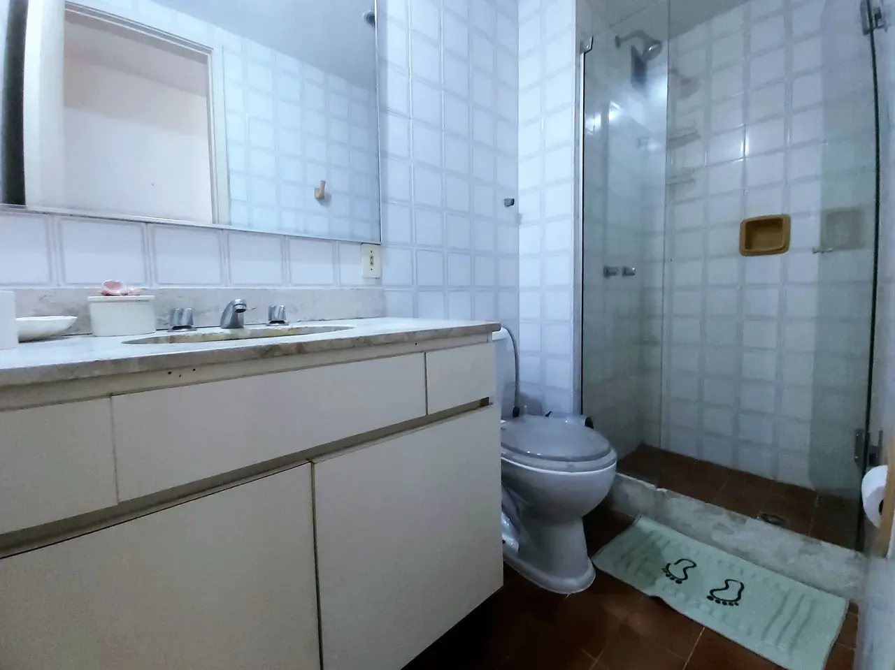 One-bedroom apartment in a building with a gym — photo 7