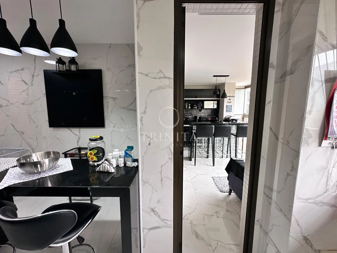 Furnished 3-suite apartment with a gas open-plan kitchen — photo 11