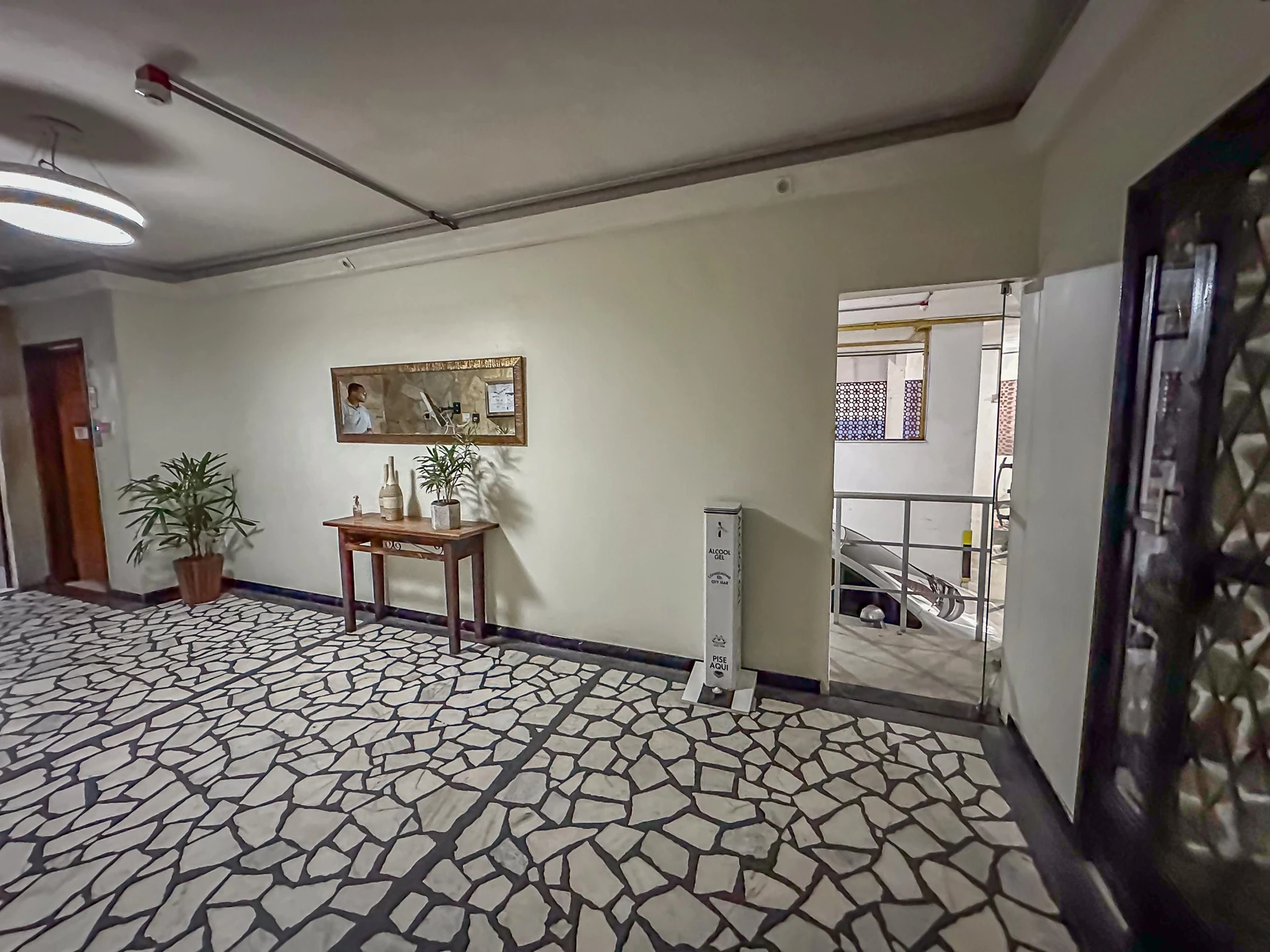 Furnished 1-bedroom apartment with a closed kitchen — photo 39