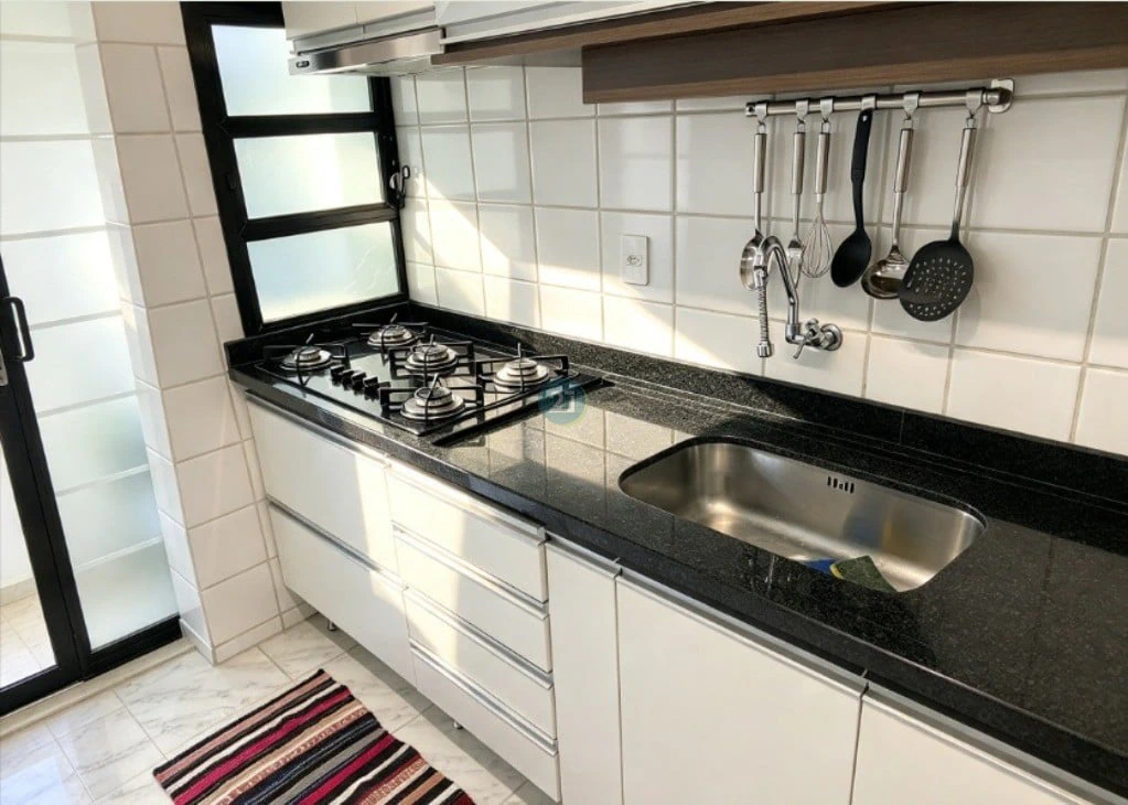 Glass-enclosed balcony in a 3-bedroom apartment, 98 m² — photo 7