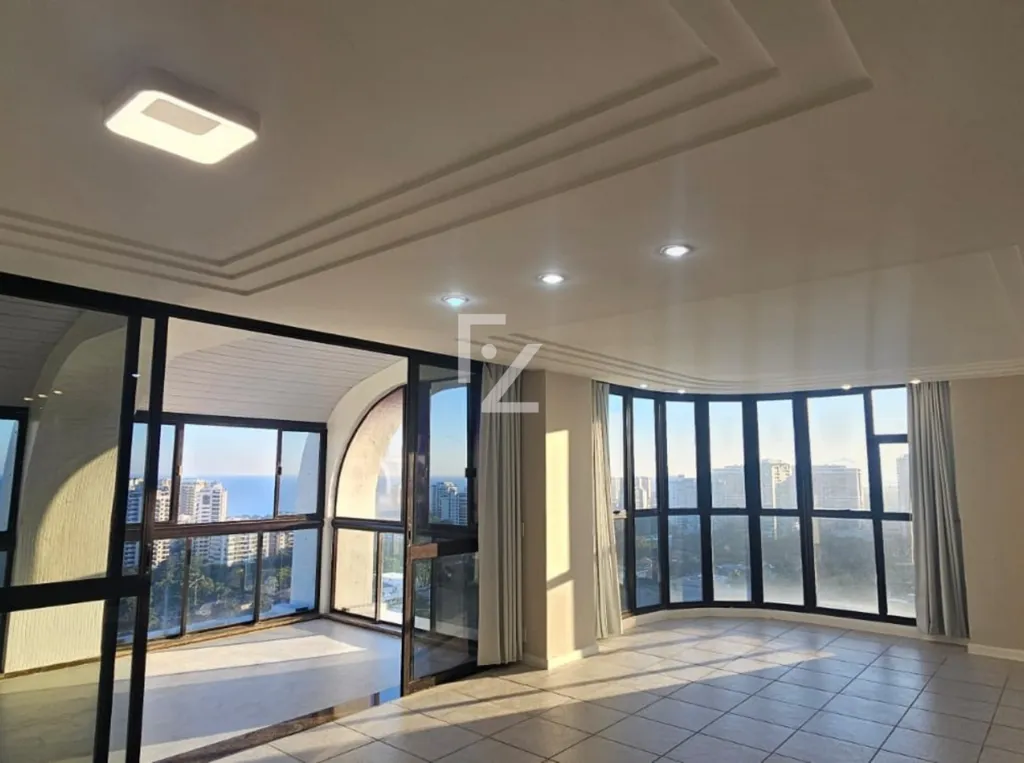 Duplex apartment on the 20th floor with city and water views