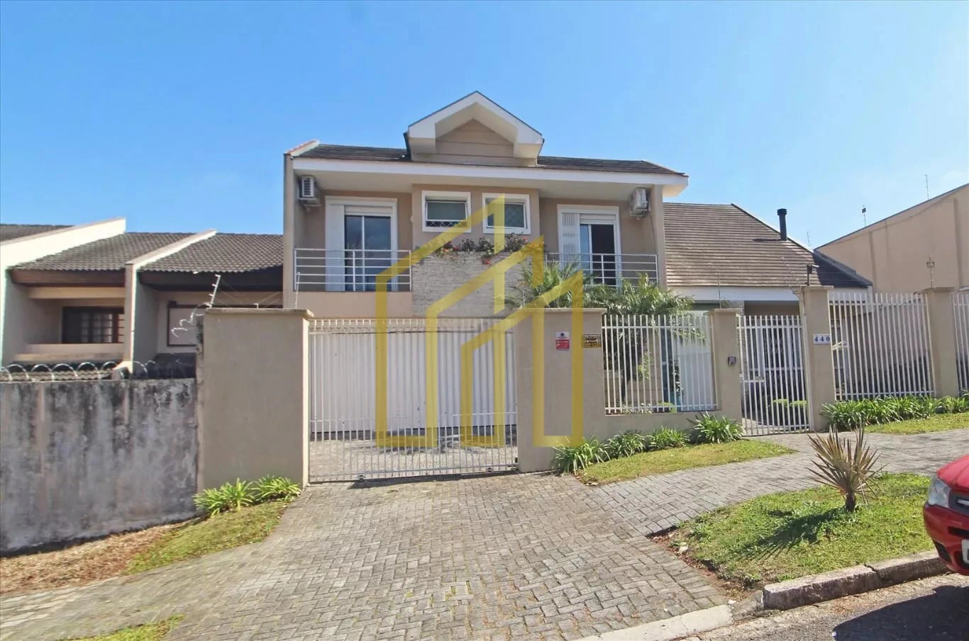 Rental house with 4 bedrooms and a balcony