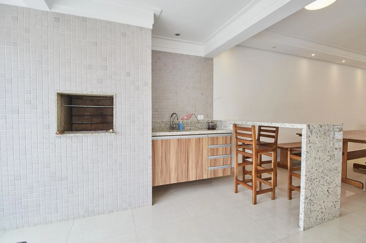 Balcony with a grill in a 2-bedroom apartment, 129 m² — photo 36