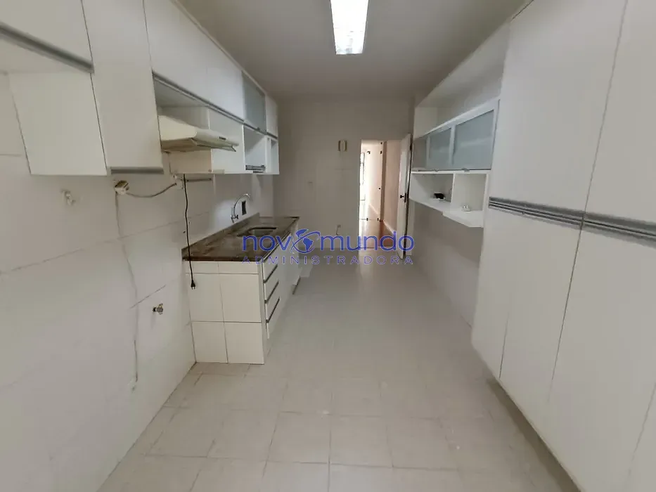 Wood or laminate floors in a 3-bedroom apartment, 198 m² — photo 10