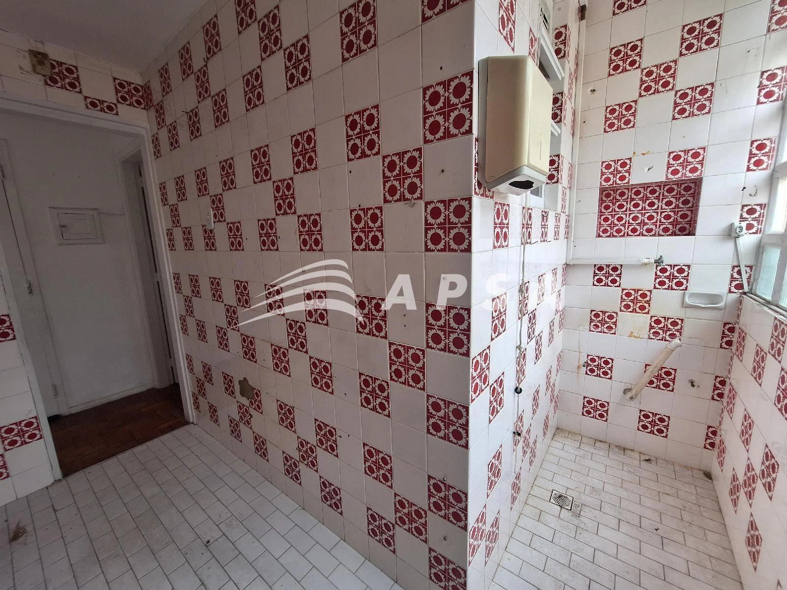 Wood or laminate floors in a one-bedroom apartment, 47 m² — photo 19