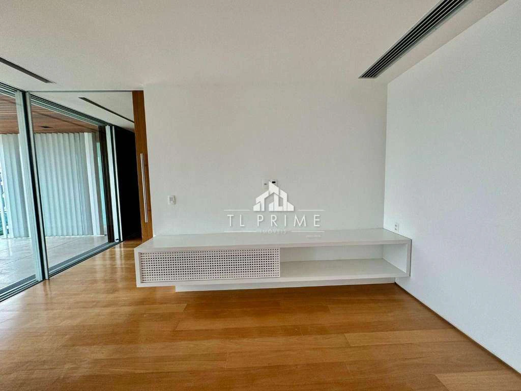 Furnished 1-bedroom apartment with an enclosed balcony — photo 4