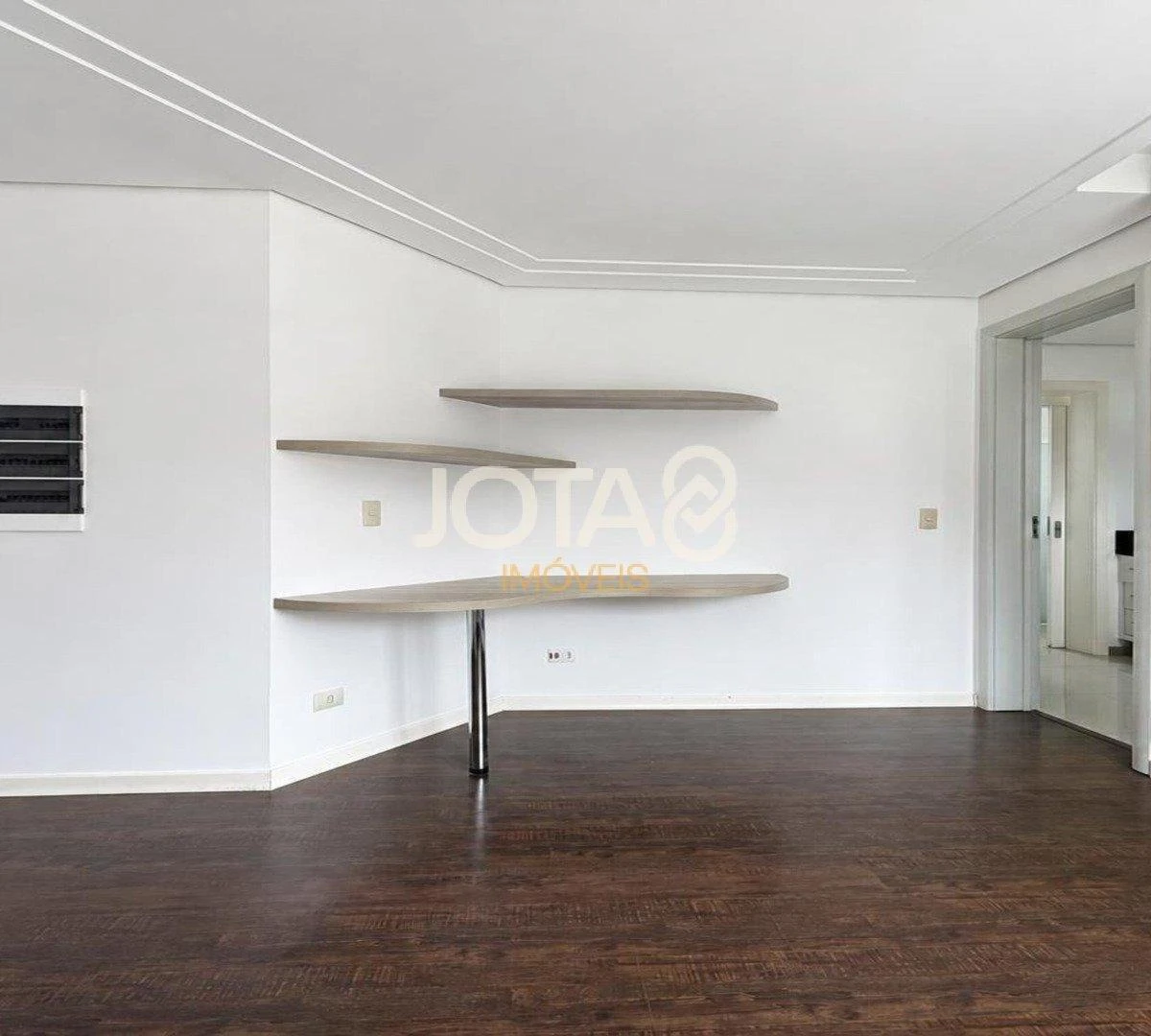 4-bedroom house with a glass-enclosed balcony in Curitiba — photo 39