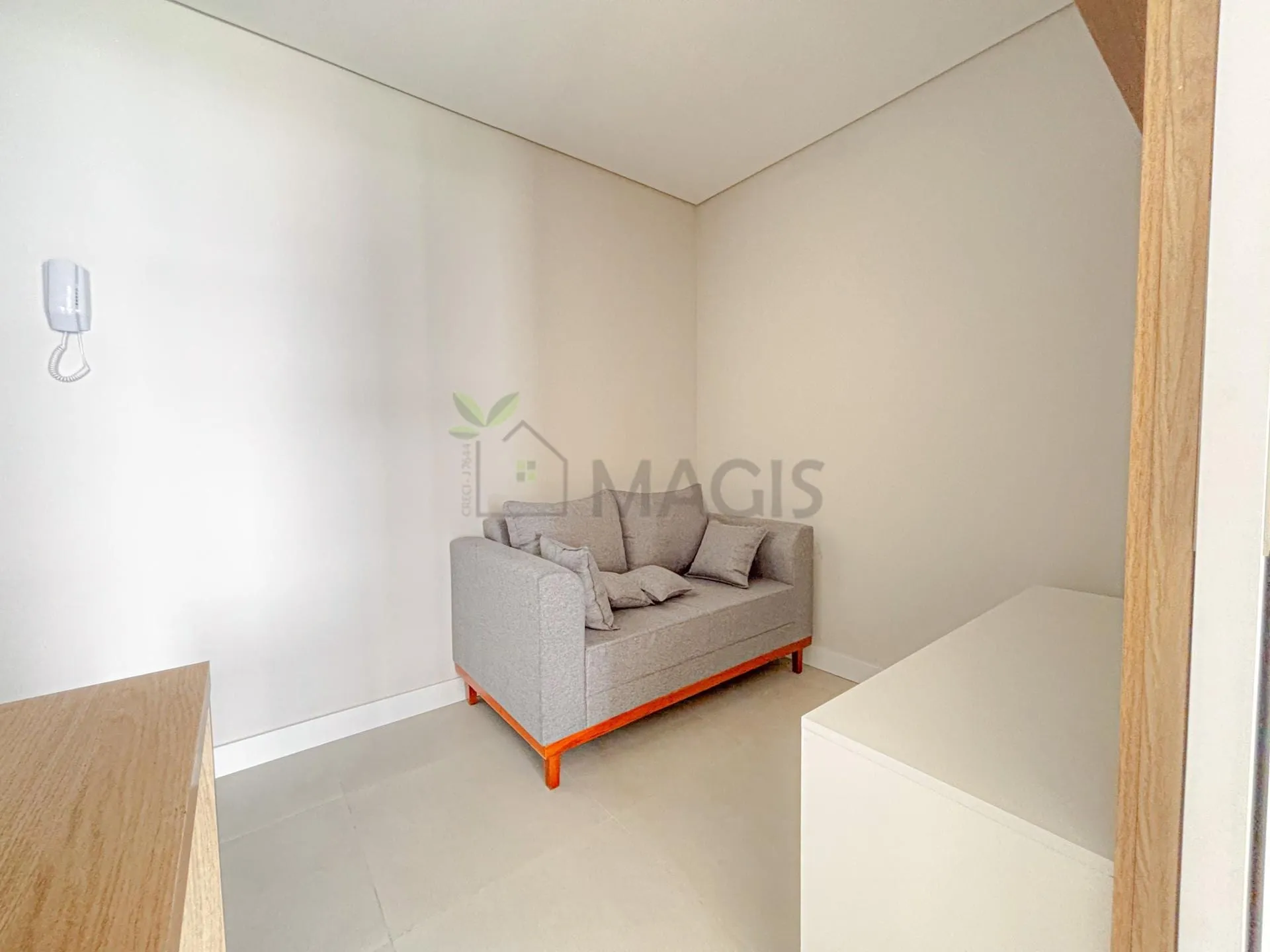 Balcony with a grill in a one-bedroom apartment, 30 m² — photo 9