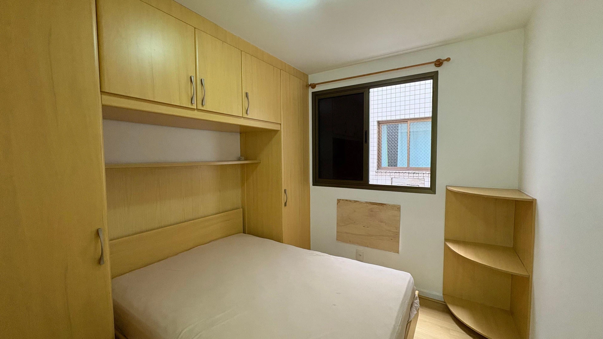 Glass-enclosed balcony in a 3-bedroom apartment, 120 m² — photo 33