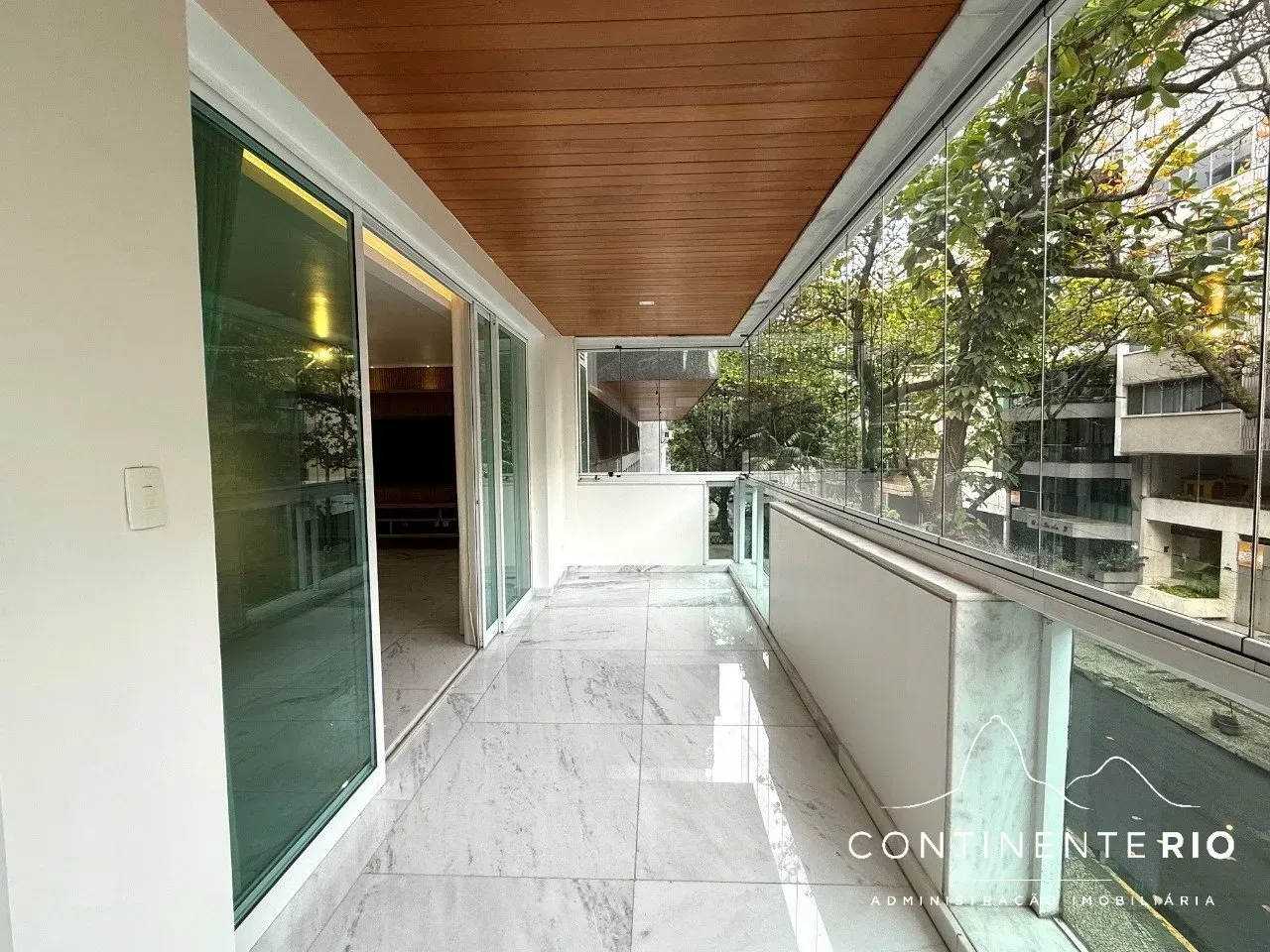 3-bedroom apartment with 4 bathrooms and a glass balcony — photo 11