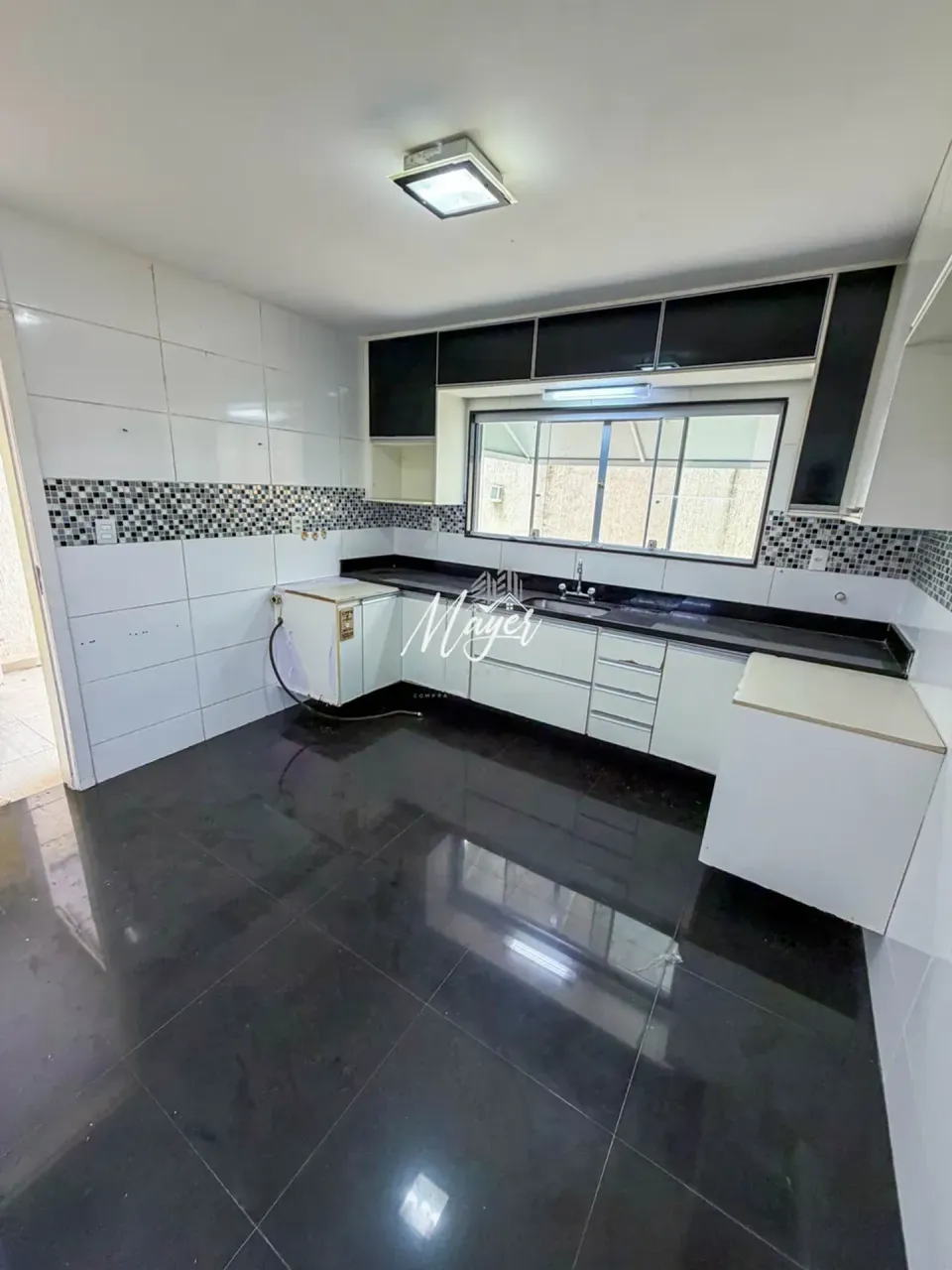 House with 4 bedrooms and 5 bathrooms, separate kitchen — photo 2