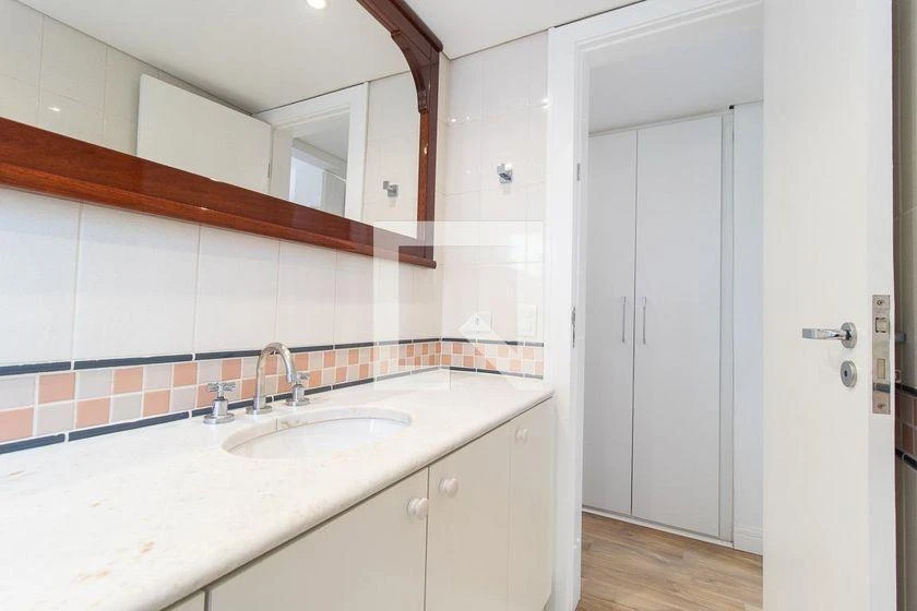 Bathtub in a 3-bedroom apartment, 176 m² — photo 31