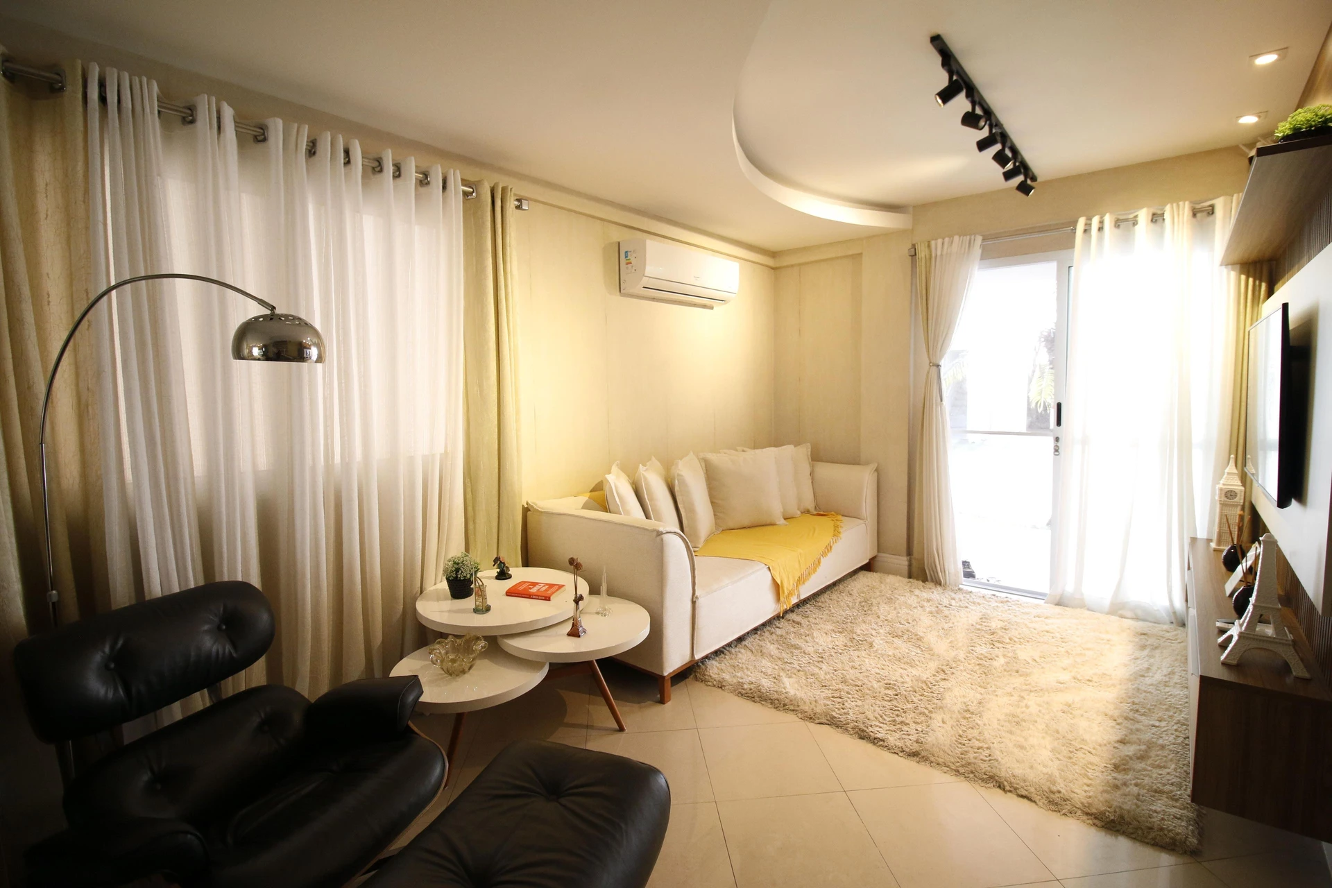 Furnished house, 230 m², with a glass-enclosed balcony — photo 3