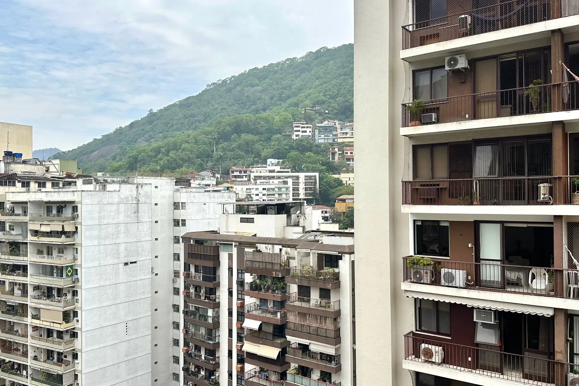 One-bedroom apartment with a mountain view in Rio de Janeiro — photo 41