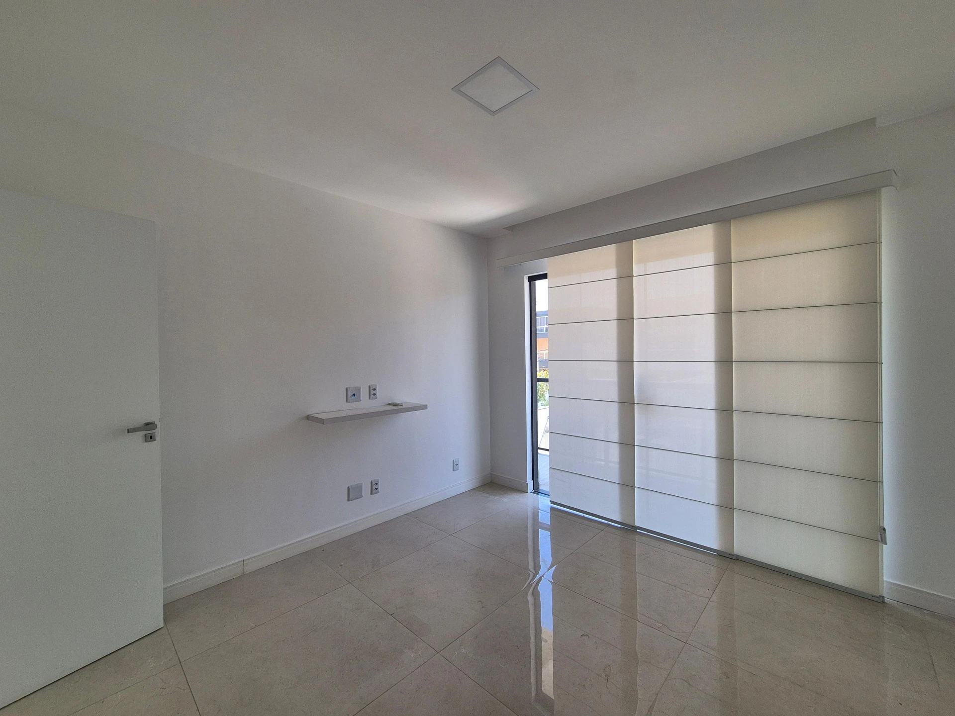 4-bedroom house with a glass-enclosed balcony — photo 34