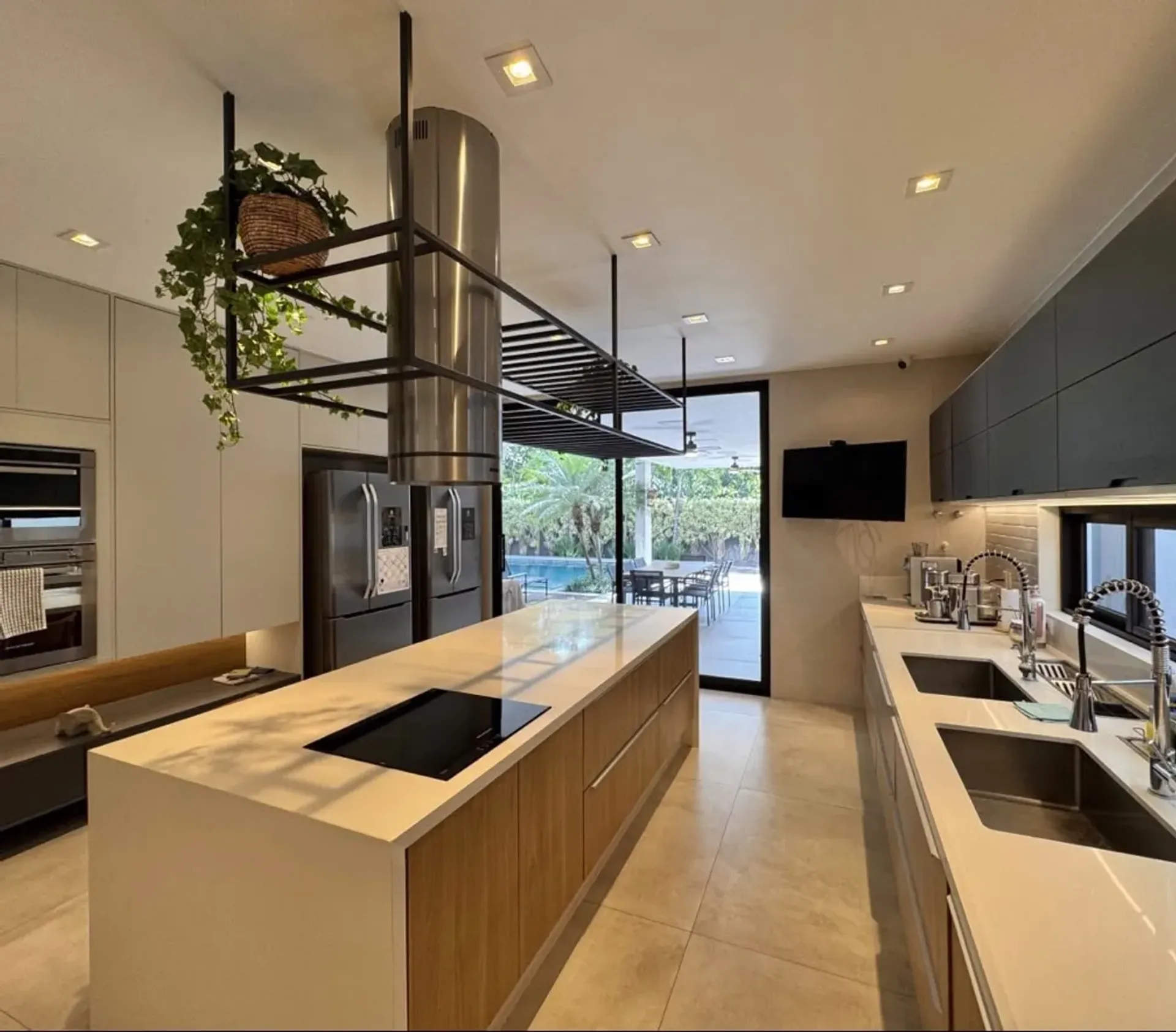Furnished house, 800 m², with floor-to-ceiling windows — photo 7
