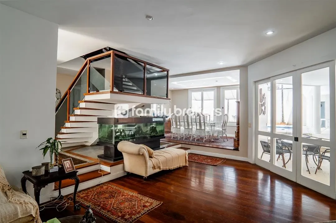 Duplex house with 6 en-suite bedrooms and 9 bathrooms