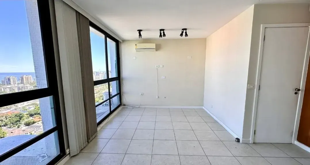 Apartment with 3 bedrooms and city plus water views — photo 9