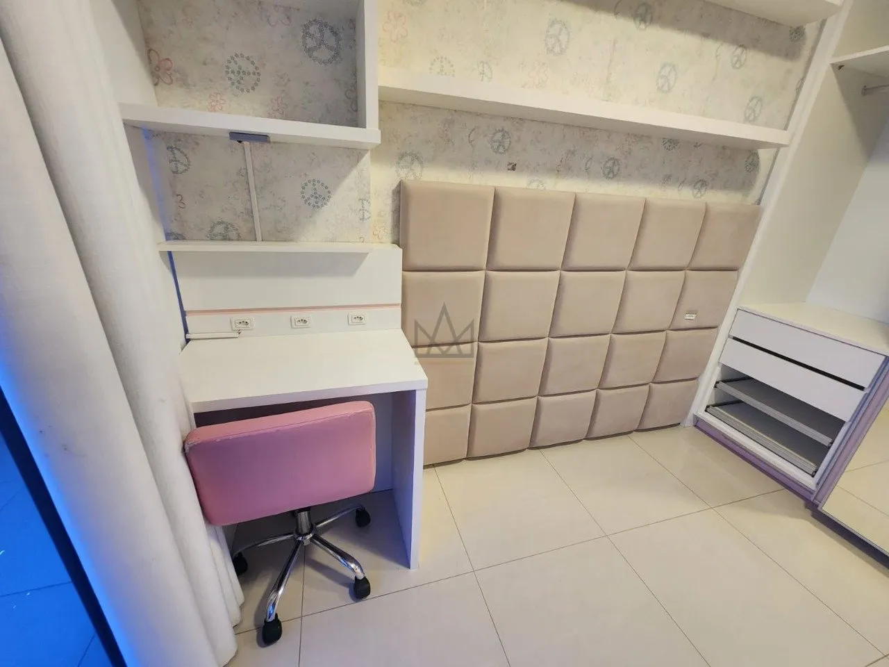 4-bedroom apartment in a building with a gym — photo 15