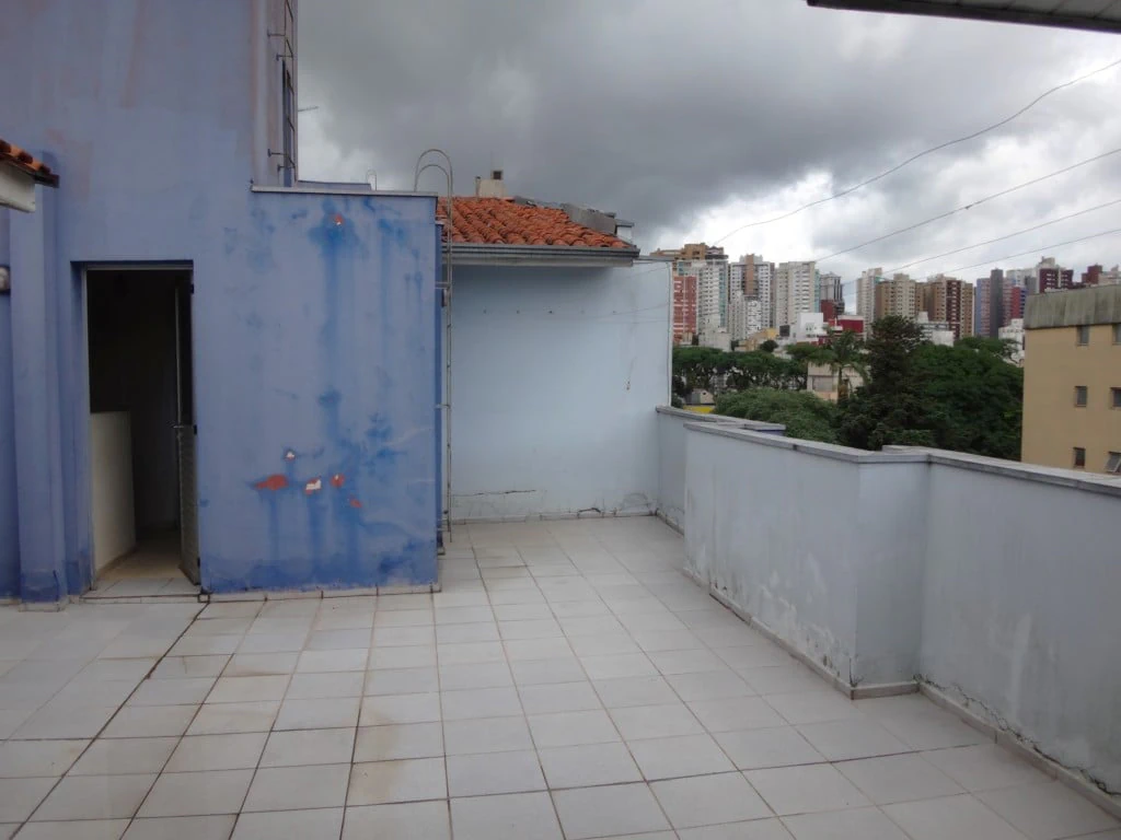 Balcony with a grill in a one-bedroom apartment, 72 m² — photo 15