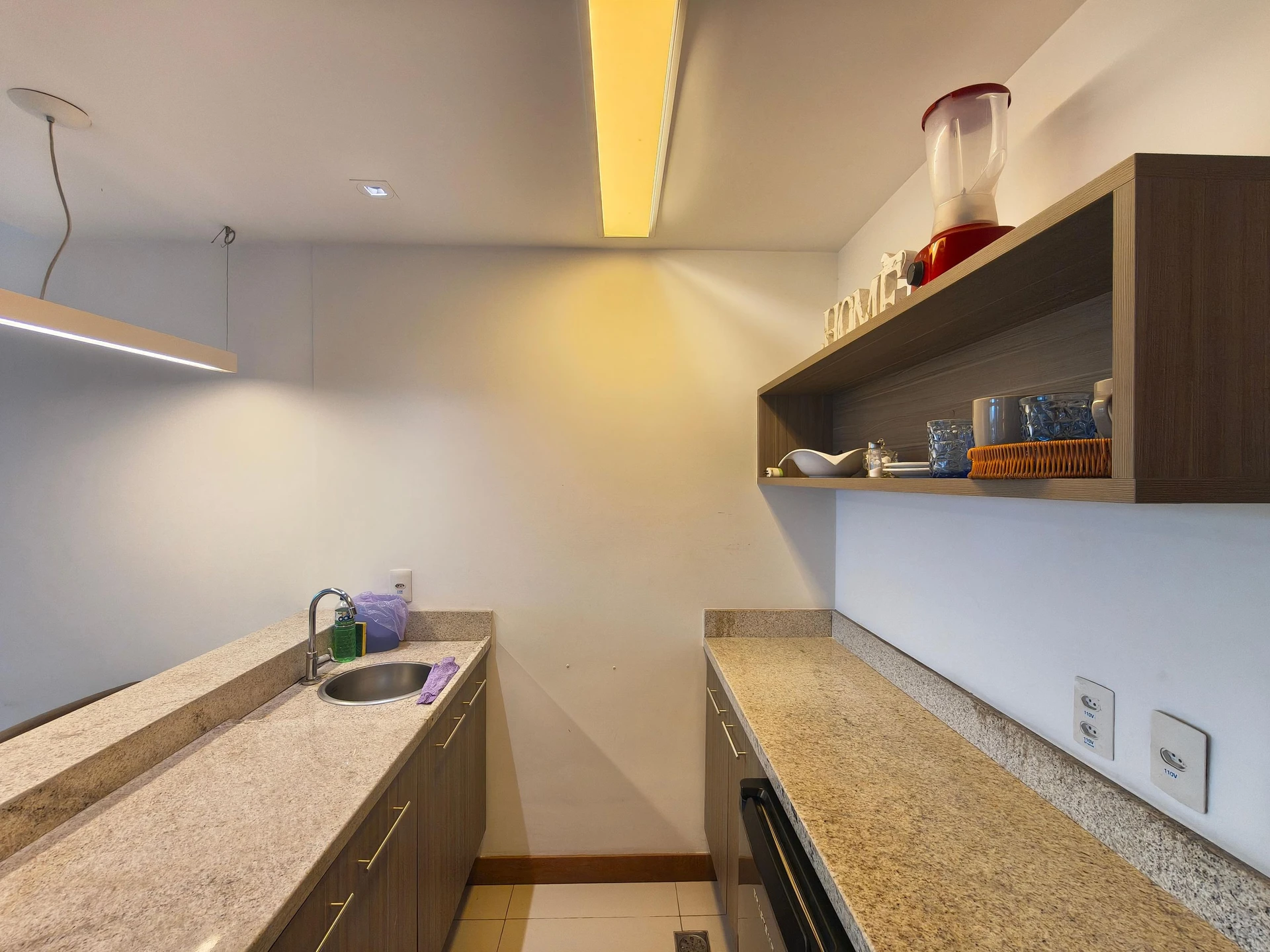 One-bedroom apartment with a mountain view in Rio de Janeiro — photo 4