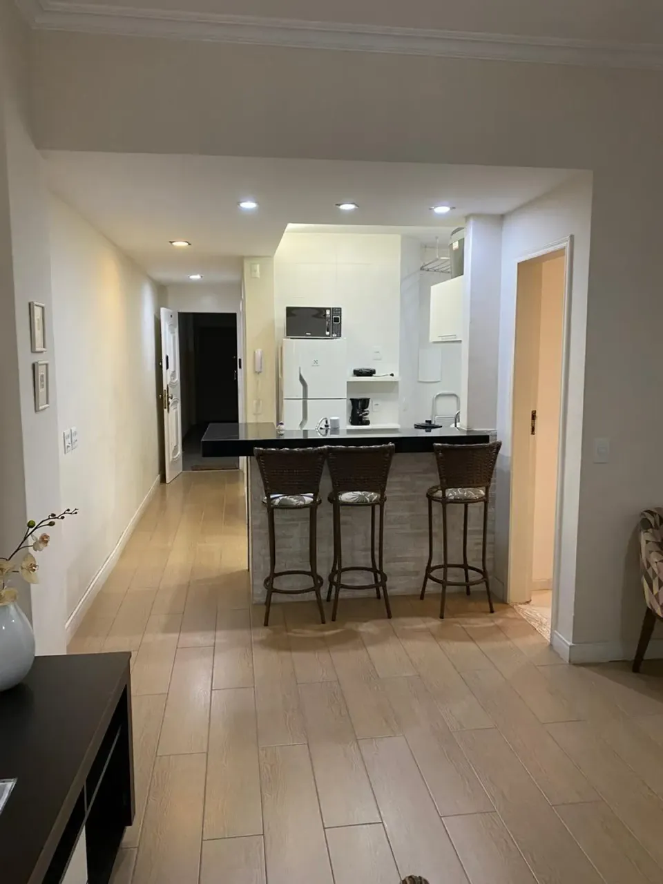 Furnished apartment with glass shower and electric showerhead — photo 2