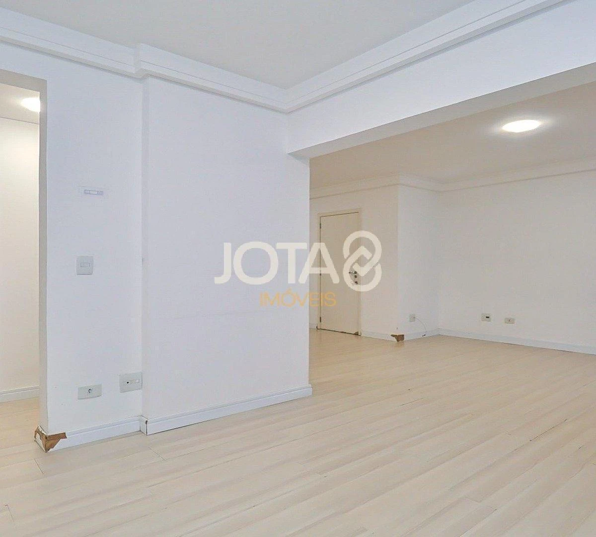 2-bedroom apartment with a glass-enclosed balcony — photo 17