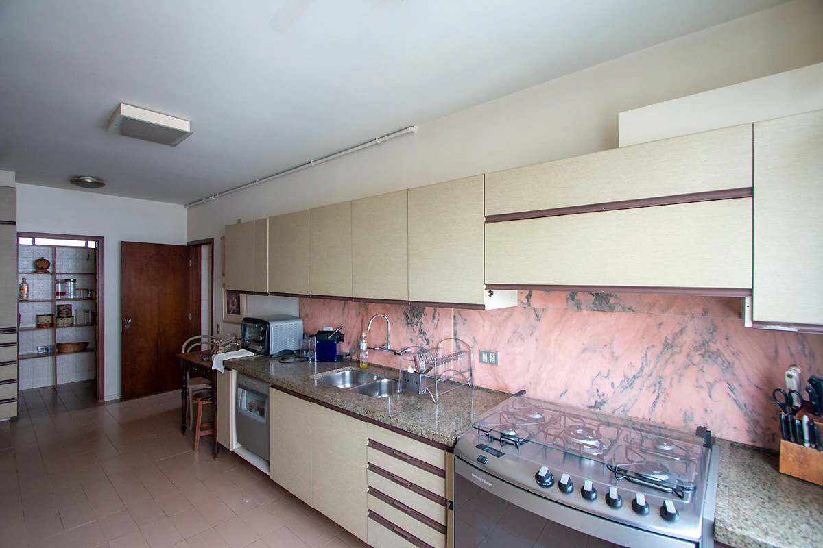 Glass-enclosed balcony in a 4-bedroom apartment, 382 m² — photo 20