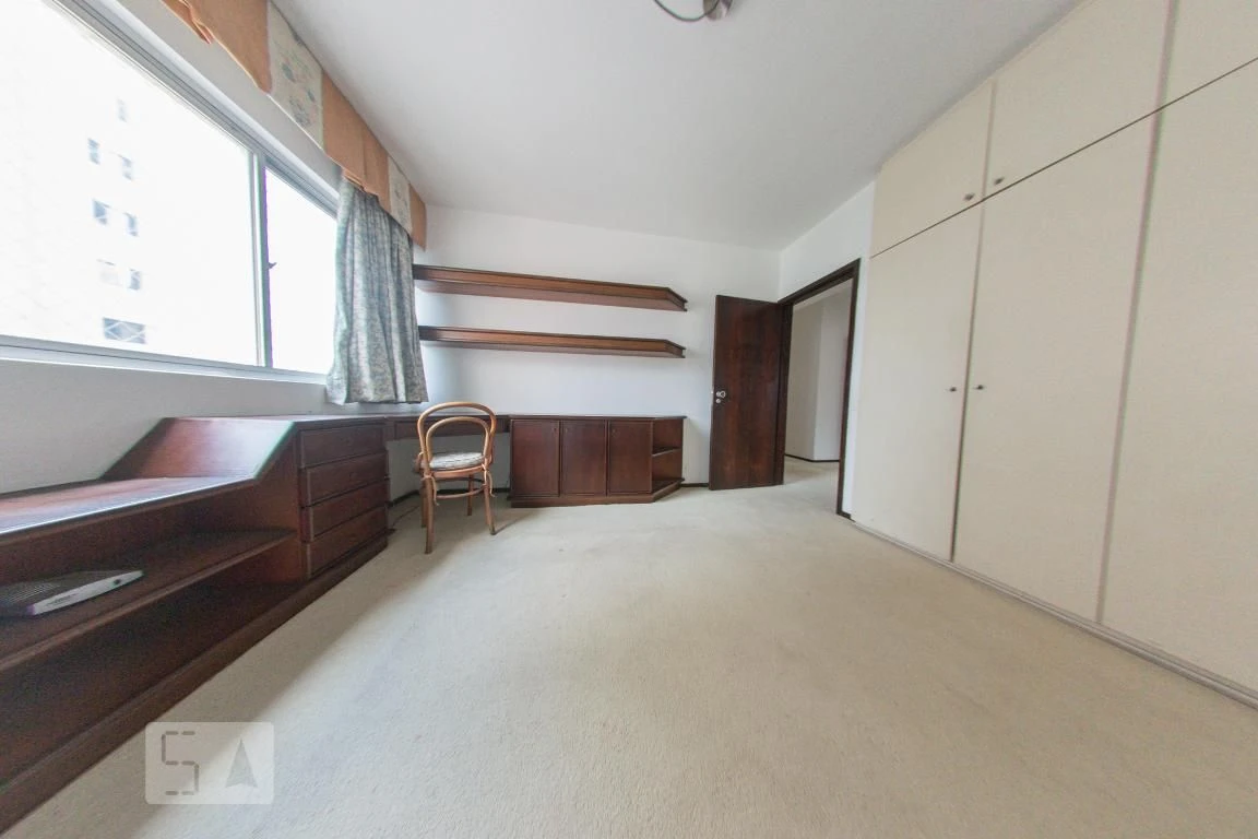 4-bedroom apartment with a walk-in closet — photo 75