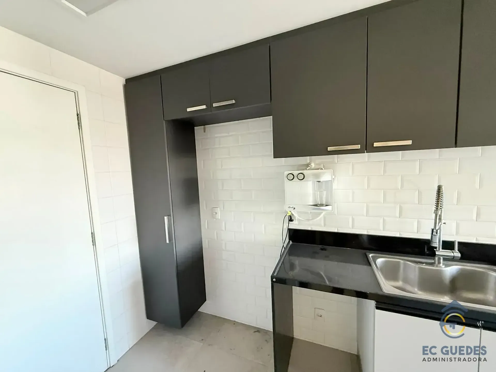 Furnished 3-bedroom apartment with glassed balcony — photo 14