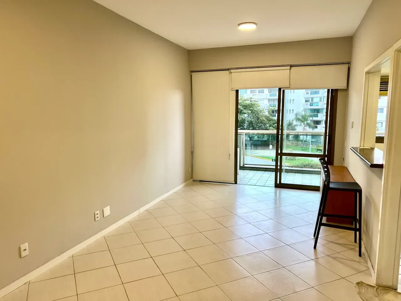 Furnished 1-bedroom apartment with open-plan gas kitchen — photo 16