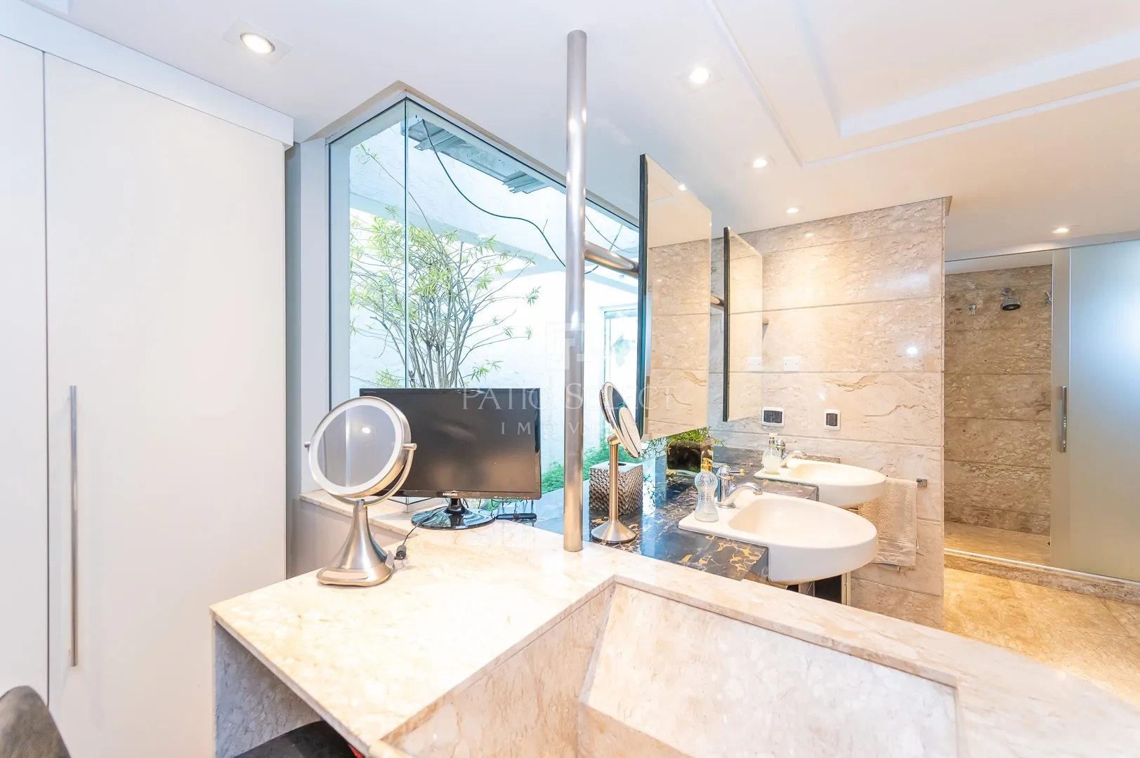 Floor-to-ceiling windows in a 6-bedroom house, 763 m² — photo 109