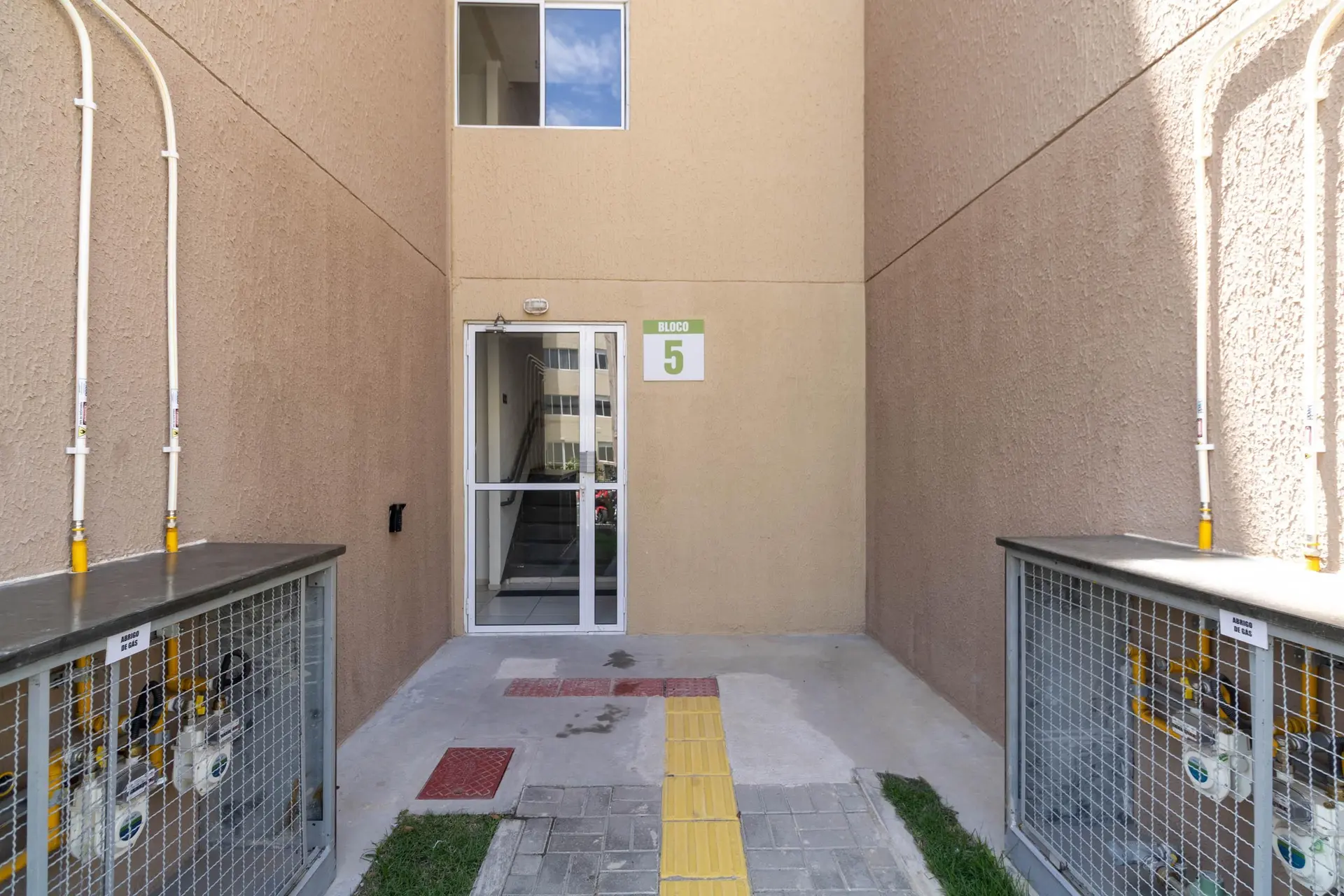 2-bedroom apartment in a building with a pool — photo 45