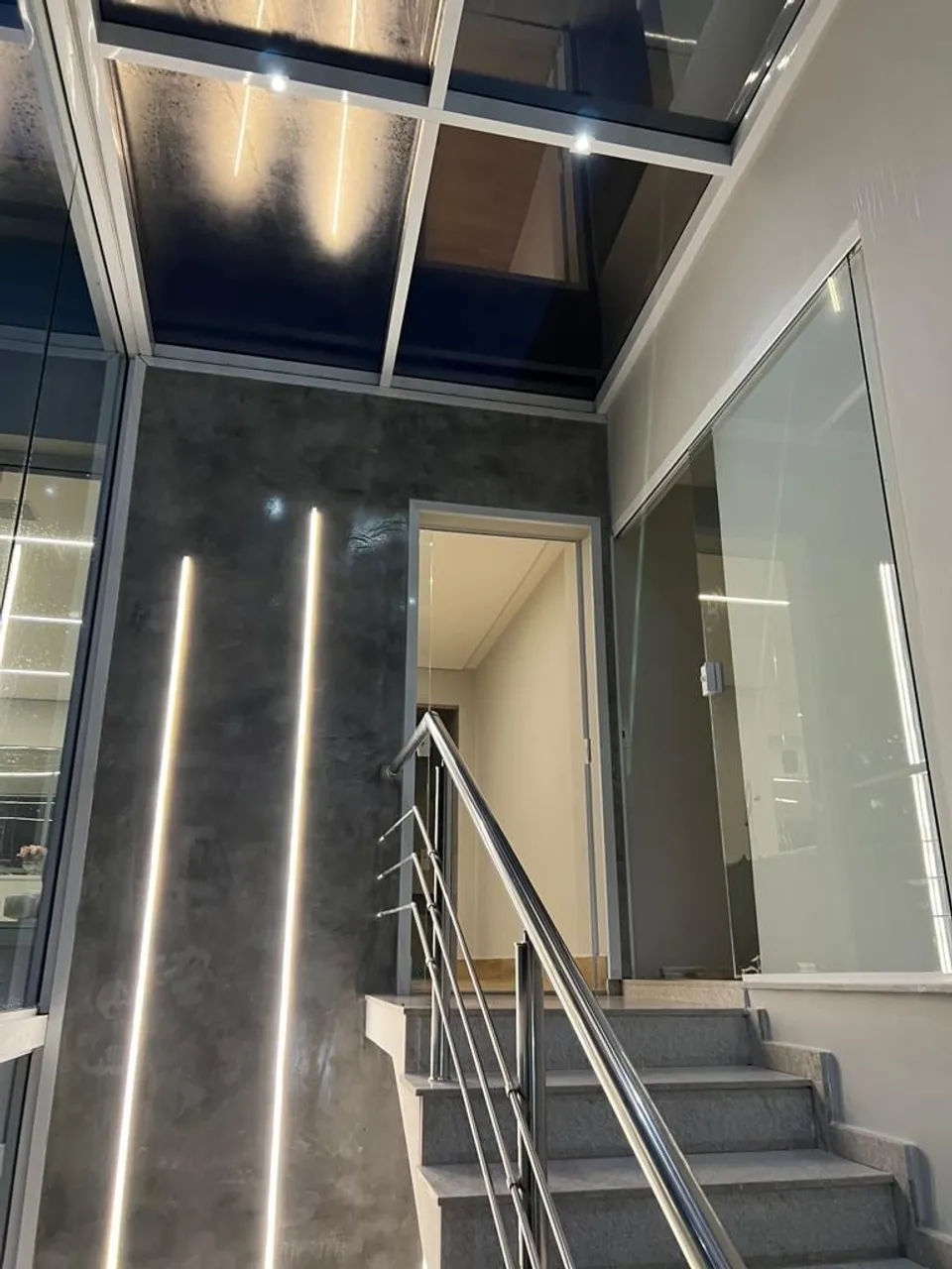 4 quartos e janelas do piso ao teto: casa de 428 m² — photo 15