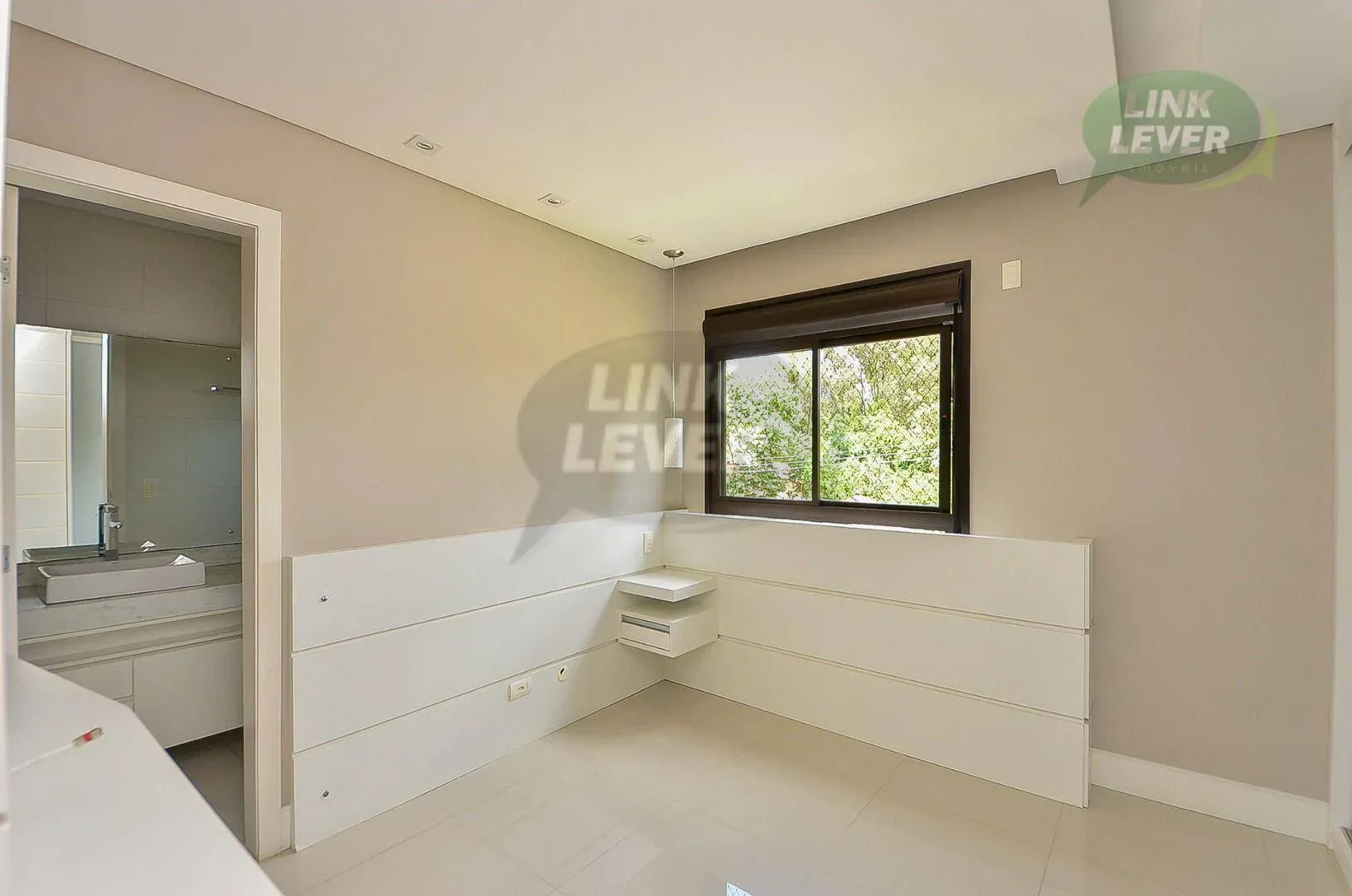 Balcony with a grill in a 3-bedroom apartment, 88 m² — photo 26