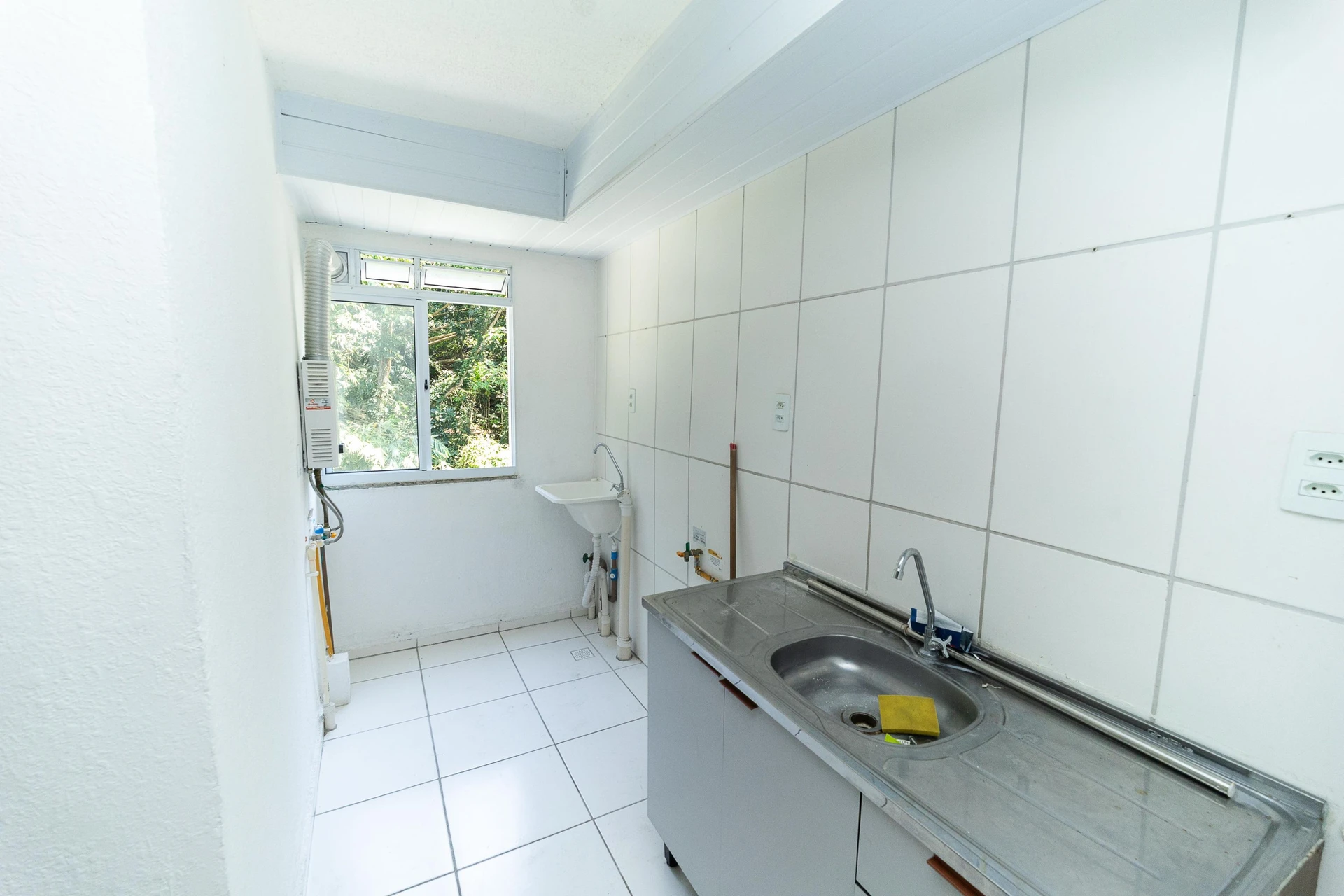 2-bedroom apartment in a building with a gym — photo 4