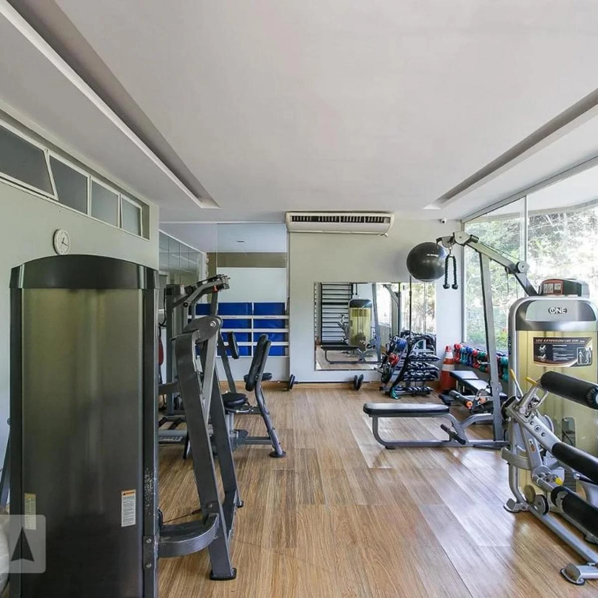 Furnished 4-bedroom apartment with 2 parking spots — photo 11