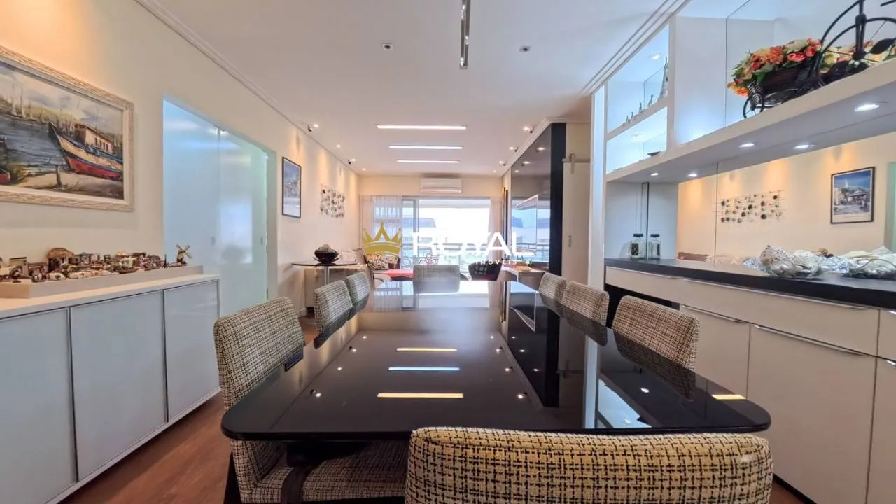 4-bedroom apartment in a building with a pool — photo 15