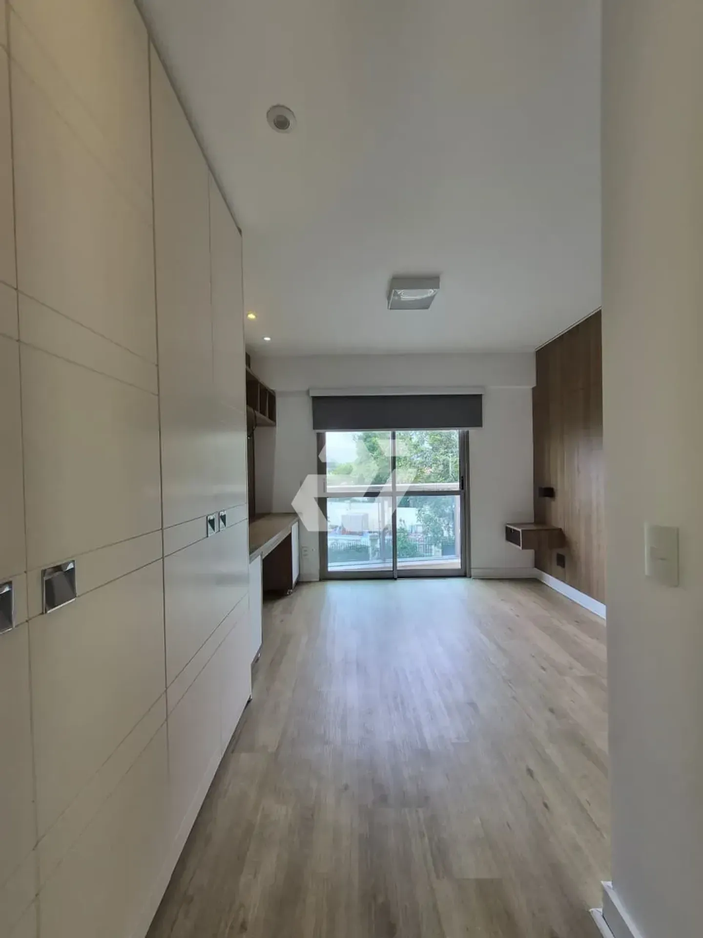 4-bedroom apartment with an enclosed glass balcony — photo 21
