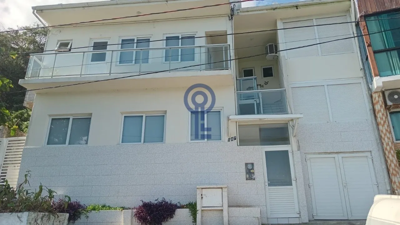 Furnished 1-bedroom apartment with water and mountain views — photo 6