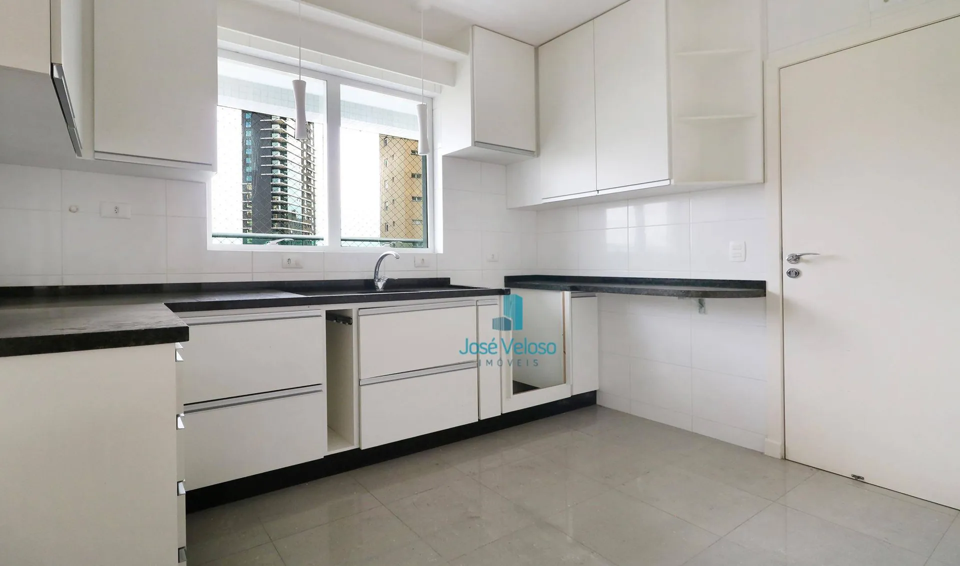 Modern 4-bedroom apartment with open-plan kitchen — photo 23