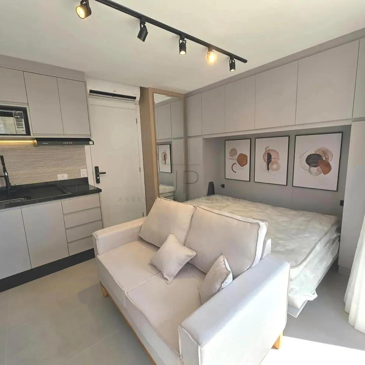 Glass-enclosed balcony in a one-bedroom apartment, 26 m²