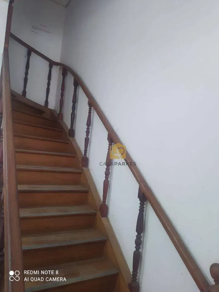 Casa com 2 dormitórios e piso de madeira na sala — photo 7