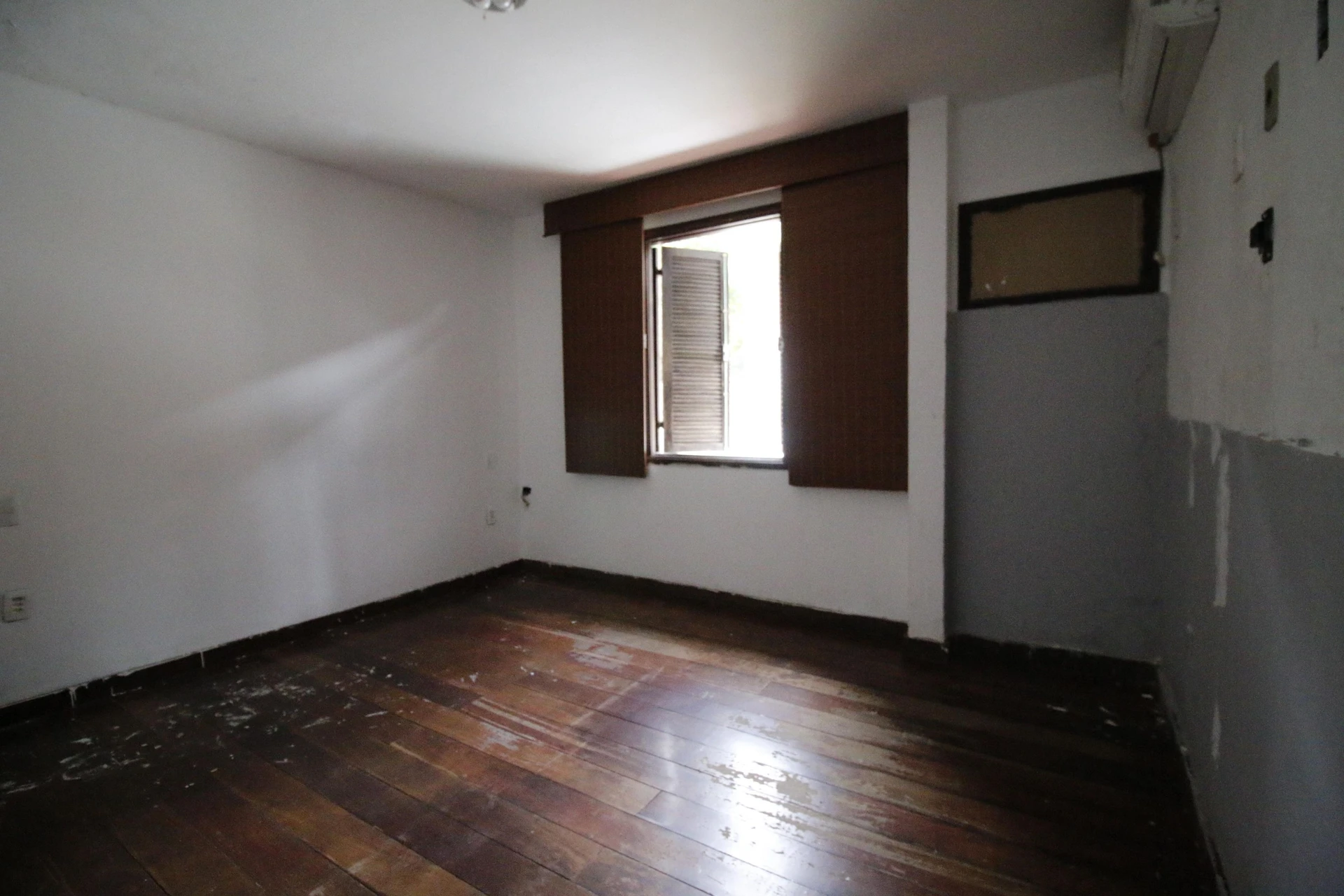 500 m² house with floor-to-ceiling windows and a bathtub — photo 22