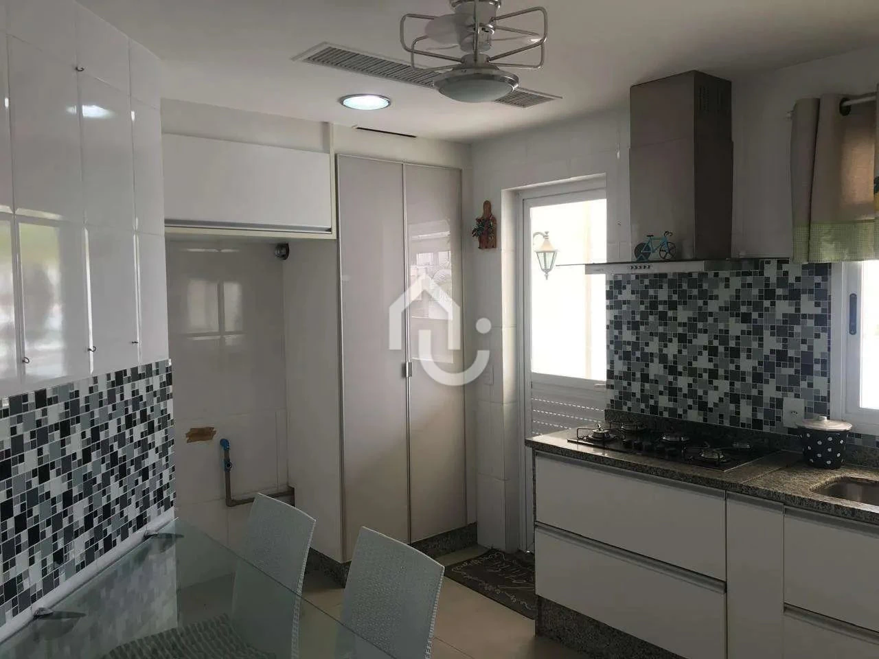 Walk-in closet in a 4-bedroom apartment, 210 m² — photo 18
