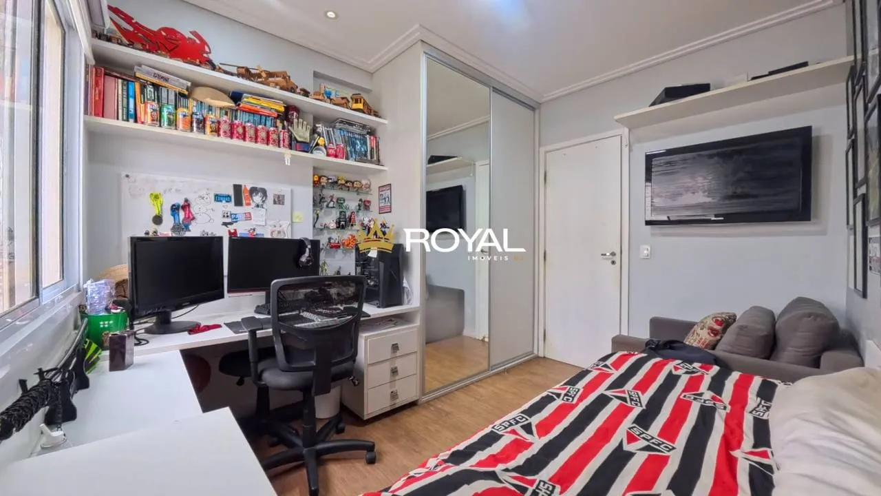 4-bedroom apartment in a building with a pool — photo 30