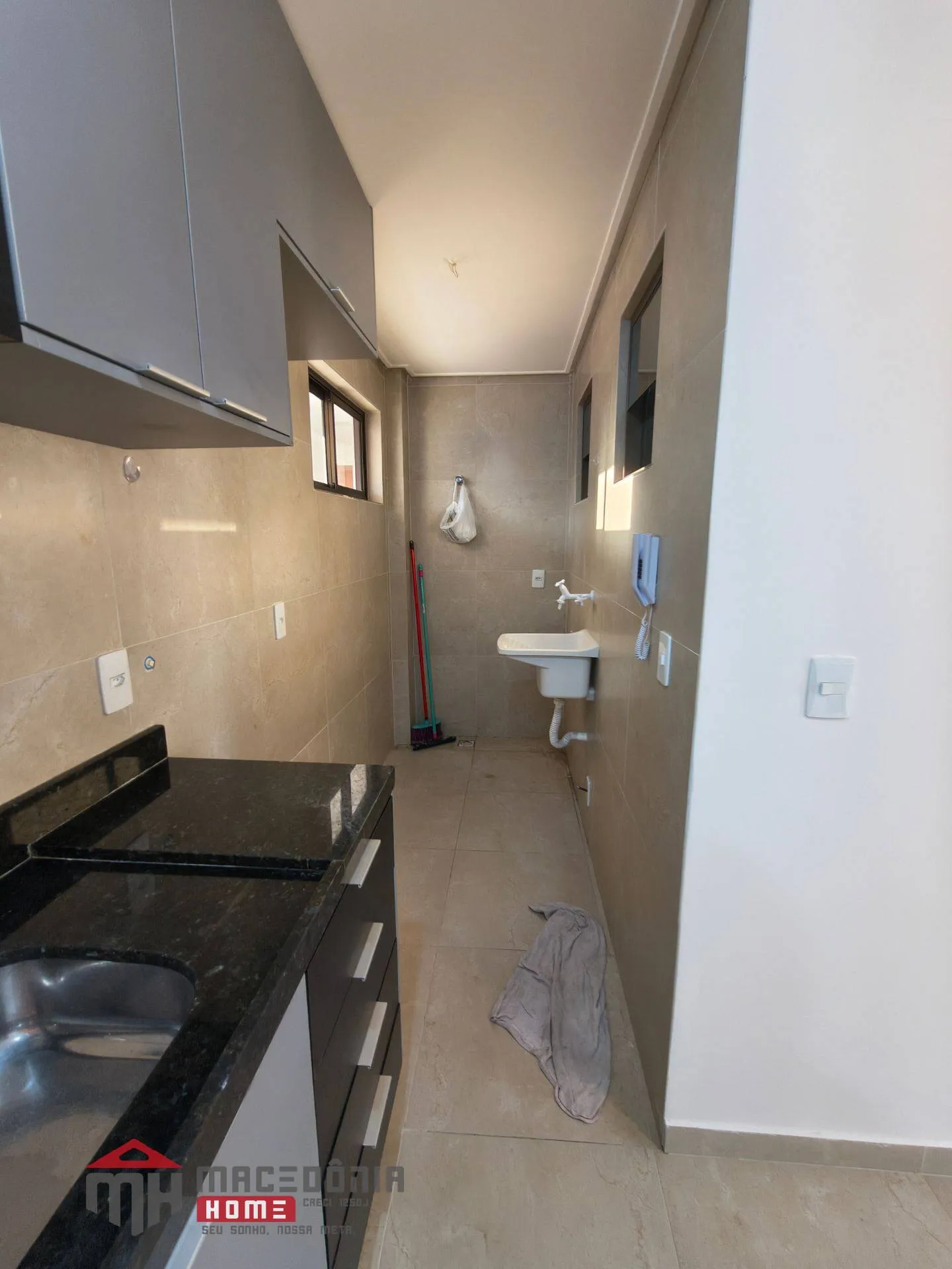 Apartamento de 2 quartos com varanda e armários embutidos