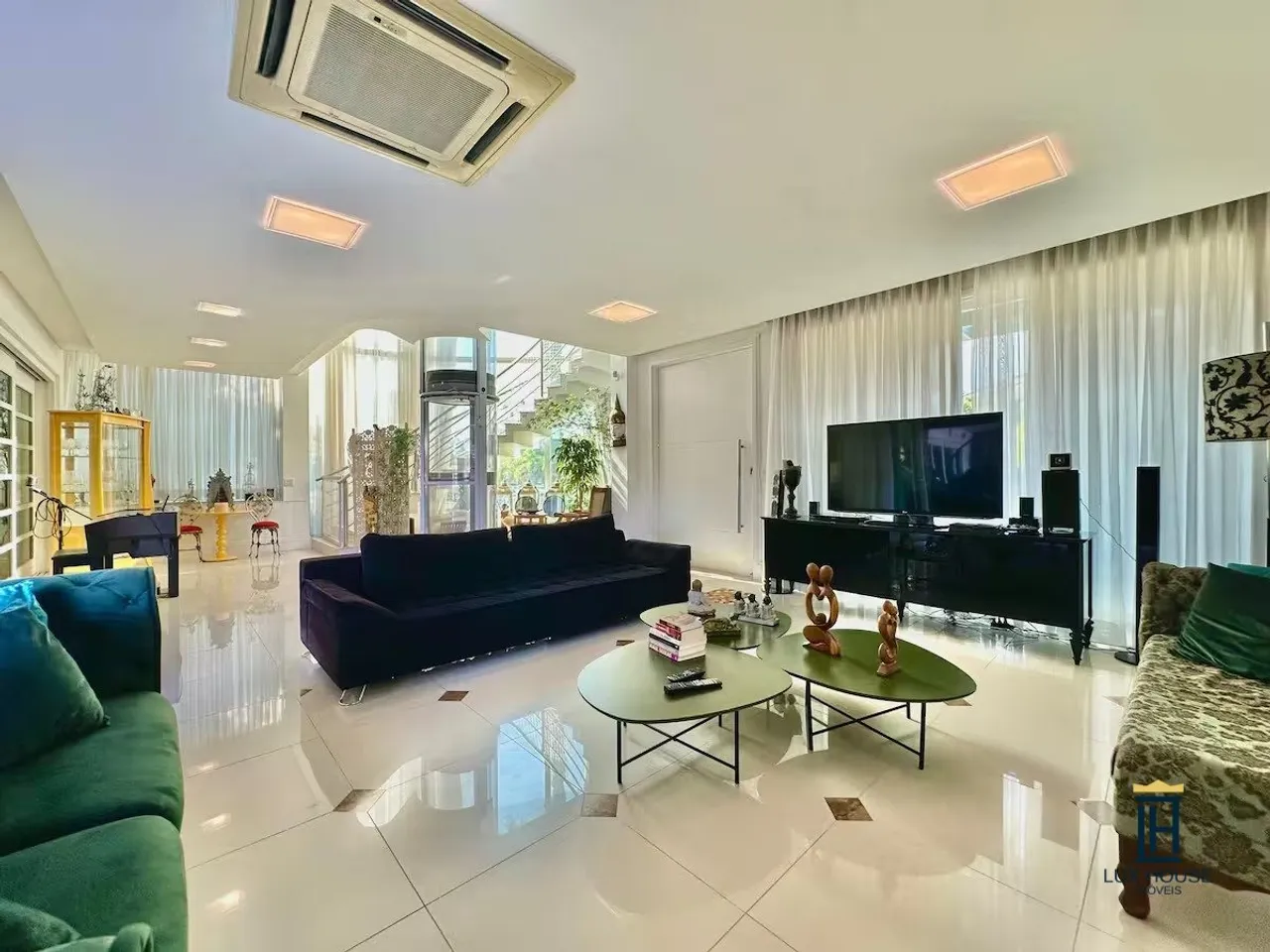 5-bedroom house with floor-to-ceiling windows — photo 3