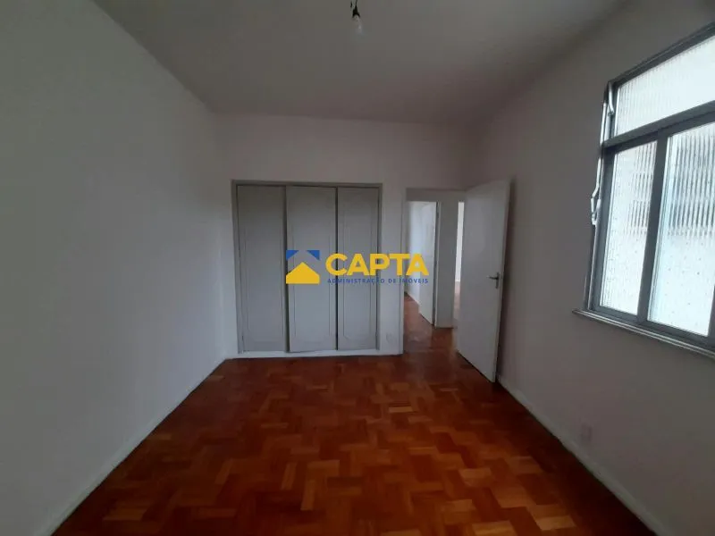 Wood or laminate floors in a 2-bedroom apartment, 68 m² — photo 3