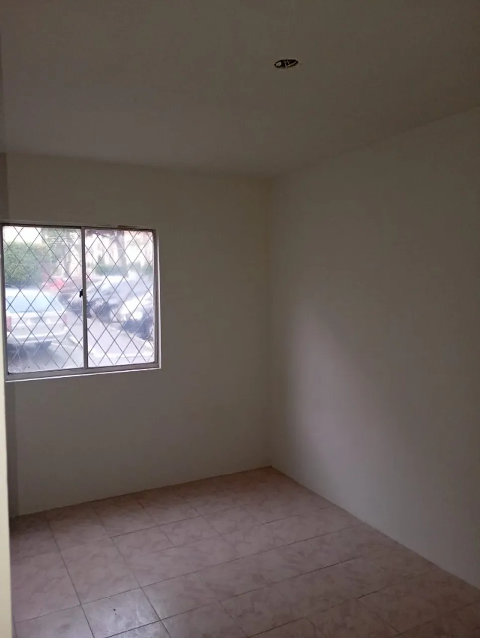 Unfurnished 3-bedroom apartment with balcony — photo 8